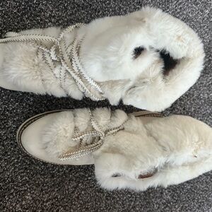 Women's White Fur-Lined Boots